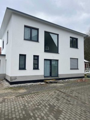 Einfamilienhaus mit Galerie, Doppelgarage und Garten