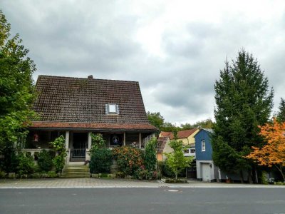 Saniertes Einfamilienhaus mit vermietetem, freistehendem Nebenhaus und Garten.