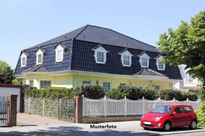 Vielseitig nutzbar - Einfamilienhaus mit Gewerbeeinheit und Doppelgarage