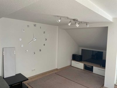 Freundliche 2-Zimmer-DG-Wohnung mit Einbauküche in Hamberg