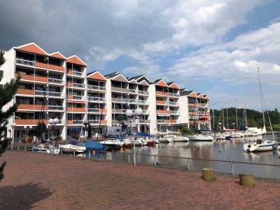 JEDEN TAG WASSER IN DEN AUGEN. Mondäne 3-Zimmer-Wohnung mit traumhaftem Ausblick auf den Yachthafen.