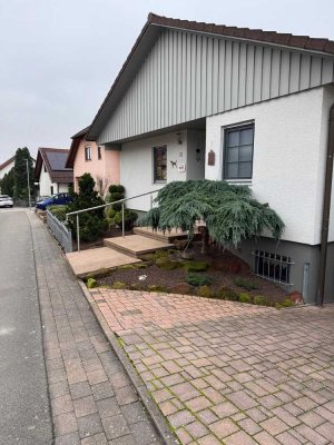 Neuwertiges Einfamilienhaus mit Ausbaupotential, wunderschönem Garten, hochwertiger EBK und Garage