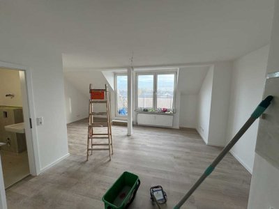 Erstbezug nach Sanierung mit Balkon: Exklusive 2-Zimmer-DG-Wohnung mit geh. Innenausstattung