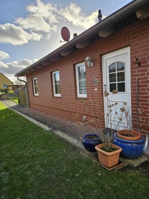 WOHNTRAUM IN OSTSEENÄHE, WALMDACHBUNGALOW,  EBENERDIG UND BEQUEM IN GRÜNER NATURLAGE, MIETFREI