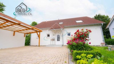 Großzügige Wohnung mit Carport 
und Garten in hervorragender Lage