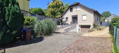 Freistehendes Einfamilienhaus mit Pool in Bergisch Gladbach