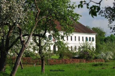 Landwirtschaftliche Hofstelle mit Wohnhaus und Stall