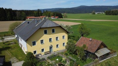 Charmantes Anwesen in Grenznähe zu Bayern: Geräumiger Wohnbereich, große Werkstatt für Handwerker und zusätzlicher landwirtschaftlicher Pachtgrund.