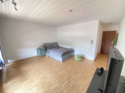 1- Zimmer Obergeschoss - Wohnung, Renoviert  Südausrichtung, große Fensterfront