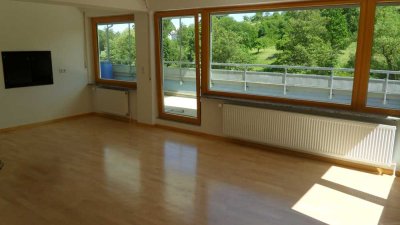 Schöne 3-Zimmer-Wohnung in ruhiger Lage, schöner Aussicht, Carport und EBK in Waldenbuch