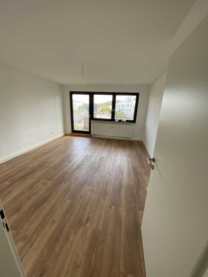 Frisch Sanierte 2-Zimmer-Wohnung mit Balkon (WG-Geeignet)