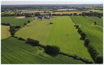 PERFEKT FÜR HOBBYLANDWIRTE U. PFERDEFREUNDE:Resthof, 8ha Weide, div Ställe, Halle und sep. Wohnhaus!