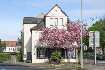 Charmantes Mehrfamilienhaus mit 2 modernen Gewerbeeinheiten & 2 Wohnungen.