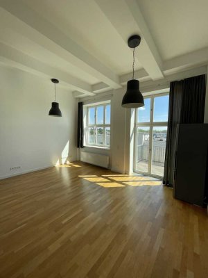 Neuwertige Wohnung mit einem Zimmer sowie Balkon und EBK in Berlin