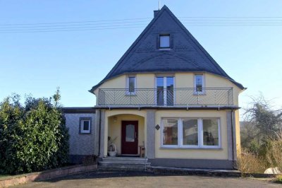 Mehrgenerationenhaus mit Gewerbemöglichkeit und traumhaftem Panoramablick!