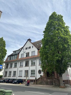 Nur noch wenige Einheiten! Neubauqualität im Denkmal Rodensteinschule: 2 Zimmer mit Balkon u. Küche