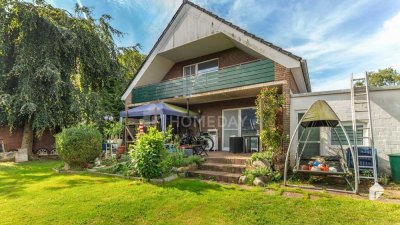 Gepflegte und solide DHH mit Terrasse, Loggia, 2 Bädern, EBK und Carport | Schöne Lage | EEK B!