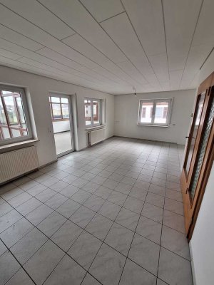 5 Zimmer-Wohnung mit Wintergarten, Balkon und Garage