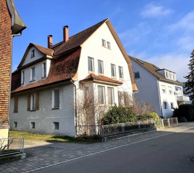 Sanierungsbedürftiges Zweifamilienhaus auf großzügigem Grundstück in Langenargen