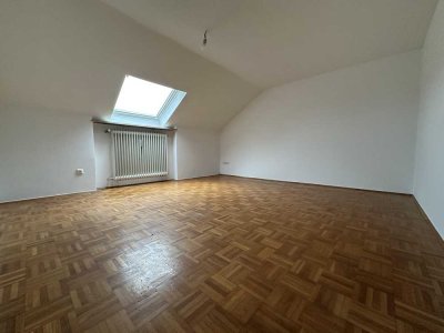 Charmante 3 Zimmer Dachgeschosswohnung in Kelheim-Affecking