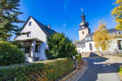 Gepflegtes Einfamilienhaus mit Garage in idyllischer Lage