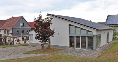 Wohnen und Arbeiten unter einem Dach! Modernes Gemeindehaus mit großem Grundstück!