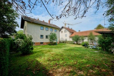 Renovierungsbedürftiges Mehrfamilienhaus in zweiter Bebauungsreihe in Hunderdorf