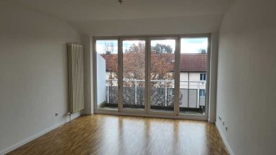 PROVISIONSFREI - sonnige, äußerst ruhige 2-Zi-DG-Wohnung in München Moosach