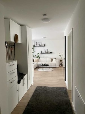 Neuwertige 3-Zimmer-Wohnung mit EBK, Aufzug und Balkon in Au