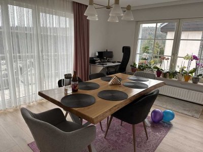 Freundliche 4-Zimmer-Wohnung mit Balkon und EBK in Birkenfeld, 5 Min zur A8