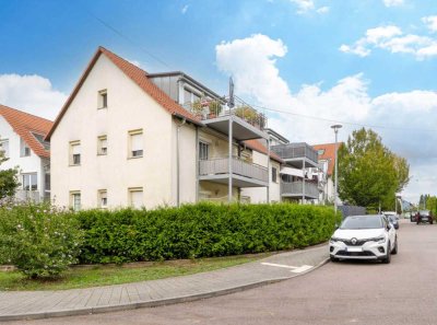 Helle und moderne Dachgeschosswohnung mit Balkon und Parkplatz