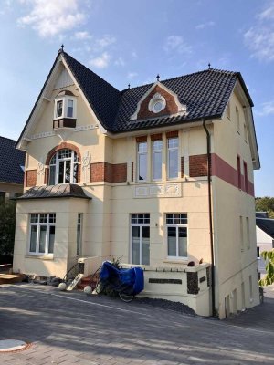 Besonderer Altbaucharme: Wohnung mit Kaminofen, Balkon und Ausblick