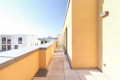 Schöner Ausblick inklusive! 2 Zimmer auf 64 m² mit sonniger Dachterrasse und neuer EBK! *Erstbezug*