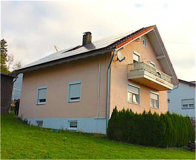 Einfamilienhaus mit großem Garten, Keller, Garage und PV-Anlage