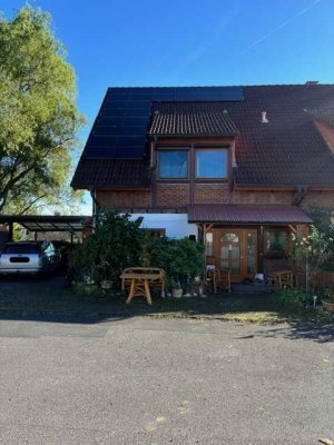 Geräumige Doppelhaushälfte in schöner Holz-Stein-Bauweise mit großem Grunstück und viel Platz