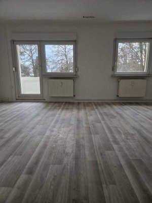 Nur 1 Etage bis zu Eurem neuen Zuhause!3 - Raumwohnung 2025 saniert bezugsfertig!