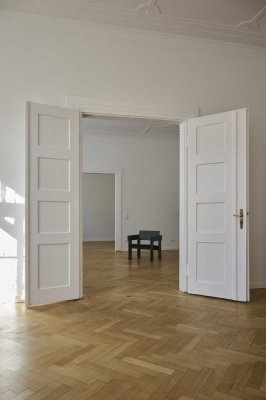 "Exklusiver Wohntraum im denkmalgeschützten Altbau: Elegante 7-Zimmer-Wohnung im Herzen Schwabings"