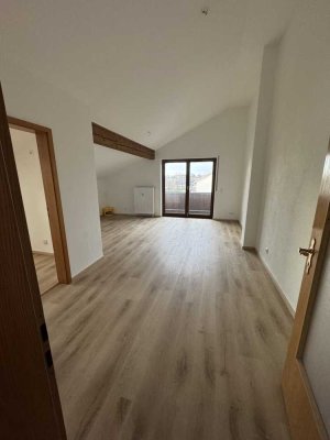 Erstbezug nach Sanierung mit Balkon: Stilvolle 3-Zimmer-Dachgeschosswohnung in Kolbermoor