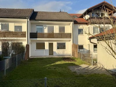 Ländlich wohnen: Hübsches RMH mit Garten und Garage zu vermieten