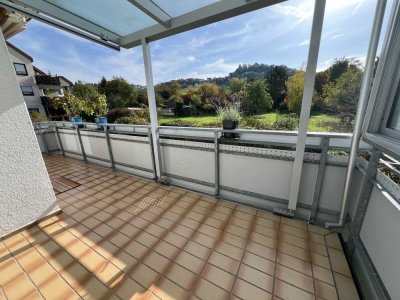 BESTLAGE MIT AUSBLICK: Großzügige 4-Zi.-Whg. mit großem Balkon * EBK * Einzelgarage *