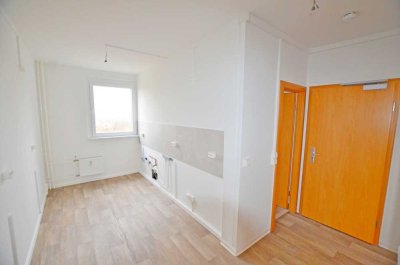 offene Küche! neu sanierte 3-Raum-Wohnung mit Aufzug, Badewanne und Stellplatz!Bezug sofort möglich!