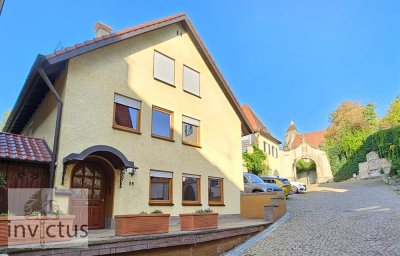 Ein Haus neben einem Schloß mit Platz, Garten und Hof. Lassen Sie Ihre Träume wahr werden.