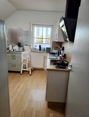 Modernisierte Wohnung mit zwei Zimmern sowie Balkon und Einbauküche in Alzey