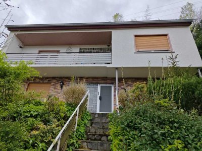 Einfamilienhaus mit herrlichem Ausblick und großem Grundstück zum selbst herrichten