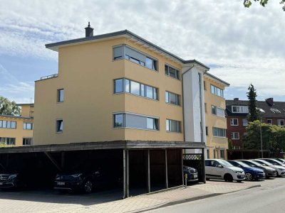 Vollständig renovierte 4-Raum-Wohnung mit Balkon und Einbauküche in Reinbek