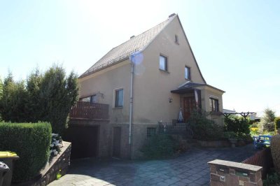 Solides Einfamilienhaus mit Garage, Terrasse und Garten