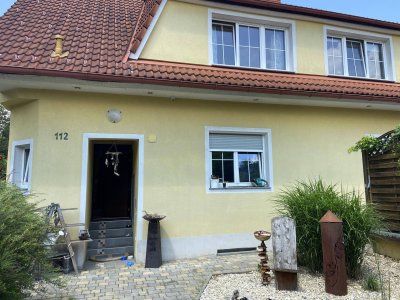 Großes Einfamilienhaus mit Pool in ruhiger Lage