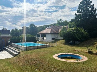 Bad Fischau-Brunn - Interessante Architektur und schöner Fernblick !