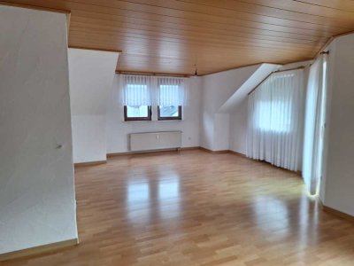 Außergewöhnliche 3,5-Zimmer-DG-Wohnung mit Balkon in Kuchen