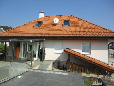 Tolles Einfamilienhaus mit großem Pool (ca. 32m²), ausbaubarem Dachgeschoß und Doppelgarage wartet auf Sie!